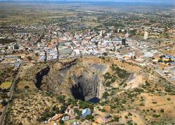 Kimberley aus der Luft, die Big Hole können Sie im Vordergrund erkennen