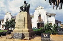 Paul Krger Denkmal vor dem Rahaus von Rustenburg