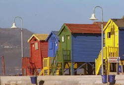 Die historischen Umkleidekabienen am Strand von Kalk Bay / Kapstadt